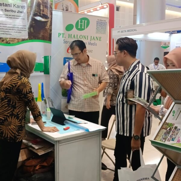 PT Haloni Jane Tbk turut serta menghidupkan suasana Surabaya Hospital Expo 2024 dengan menghadirkan produk sarung tangan dari bahan latex alami